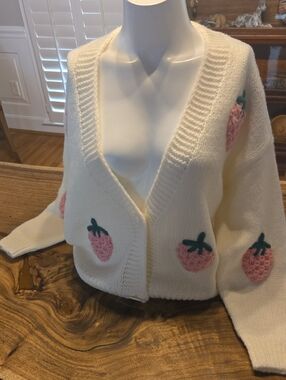 New Luna Ivy Strawberry Sweater
